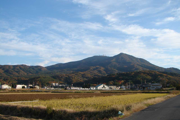 山並みと田園風景の紹介